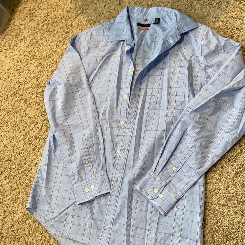 Excellent men’s Van Heusen button-down blue striped collared shirt